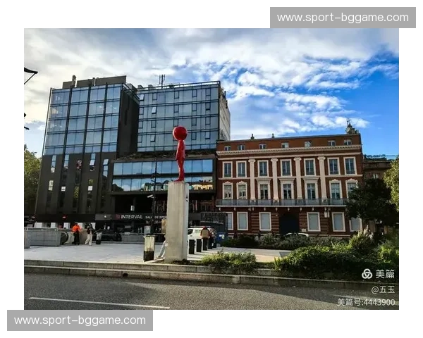 图卢兹的玫瑰，巴黎的璀璨：一场足球与生活的浪漫邂逅